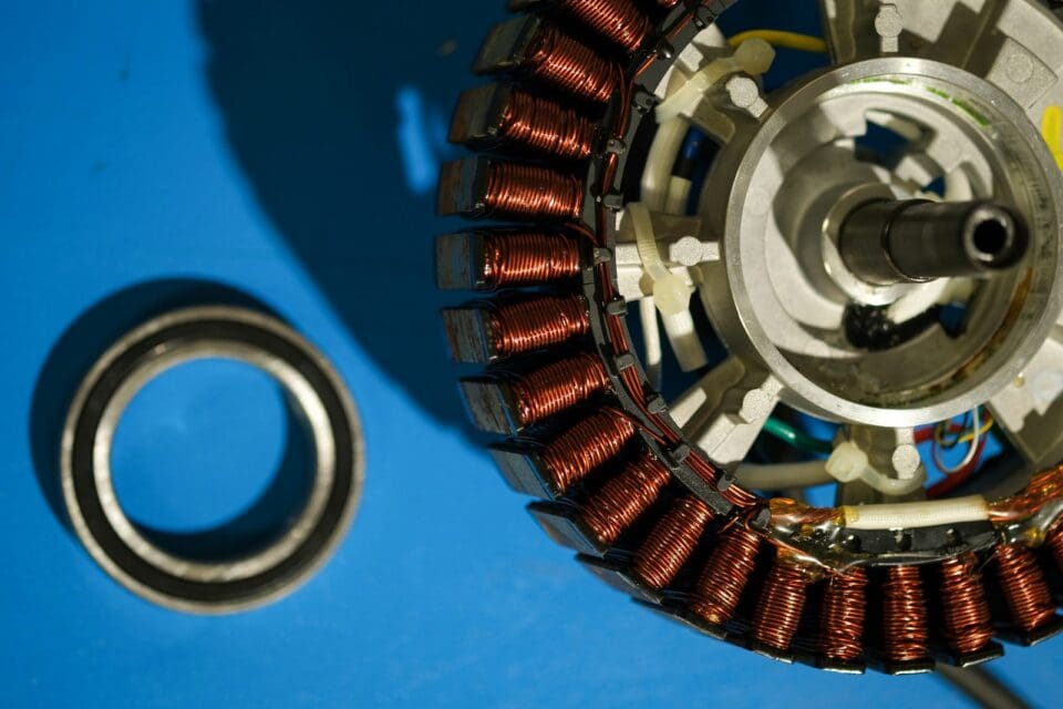 Nieuw afgedicht lager naast een geopende Stromer motor