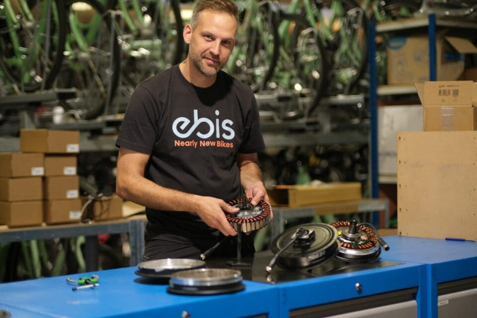 E-bis technieker reviseert de motor van een Stromer speed pedelec
